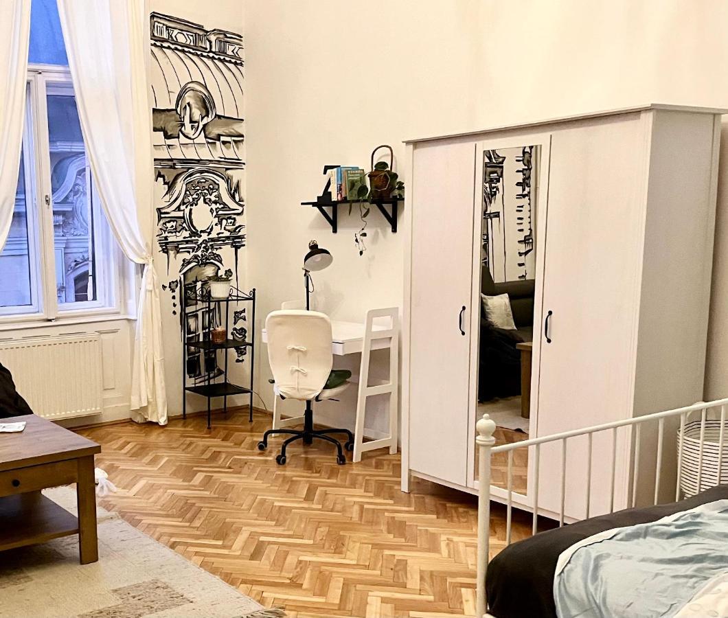 Vigszinhaz Hostel *